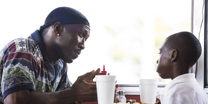Mahershala Ali talking to Alex Hibbert at a diner in Moonlight
