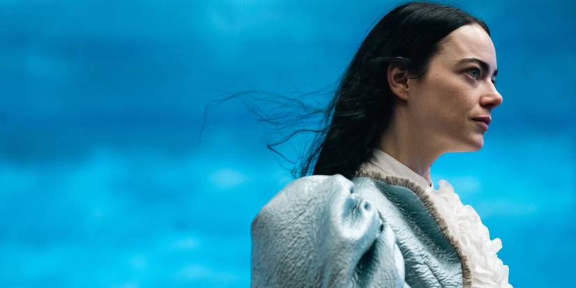 Bella Baxter (Emma Stone) in front of a blue sky in Poor Things
