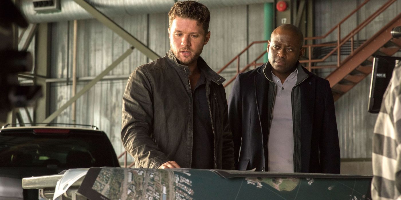 Ryan Phillippe and Omar Epps as Bob Lee Swagger and Isaac Johnson examining a metal box in Shooter