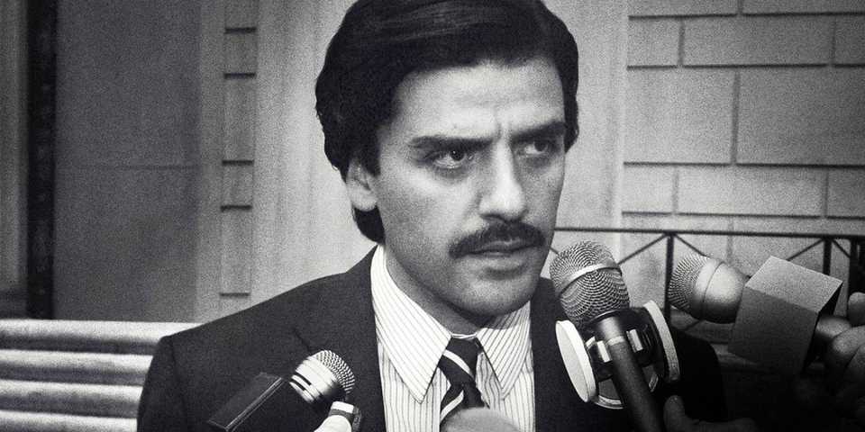 Oscar Isaac talking into microphones in Show Me a Hero