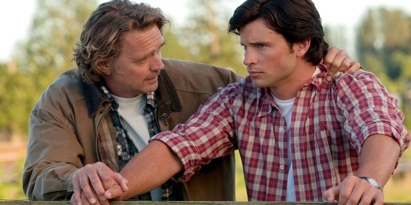 John Schneider and Tom Welling having a chat outside in Smallville