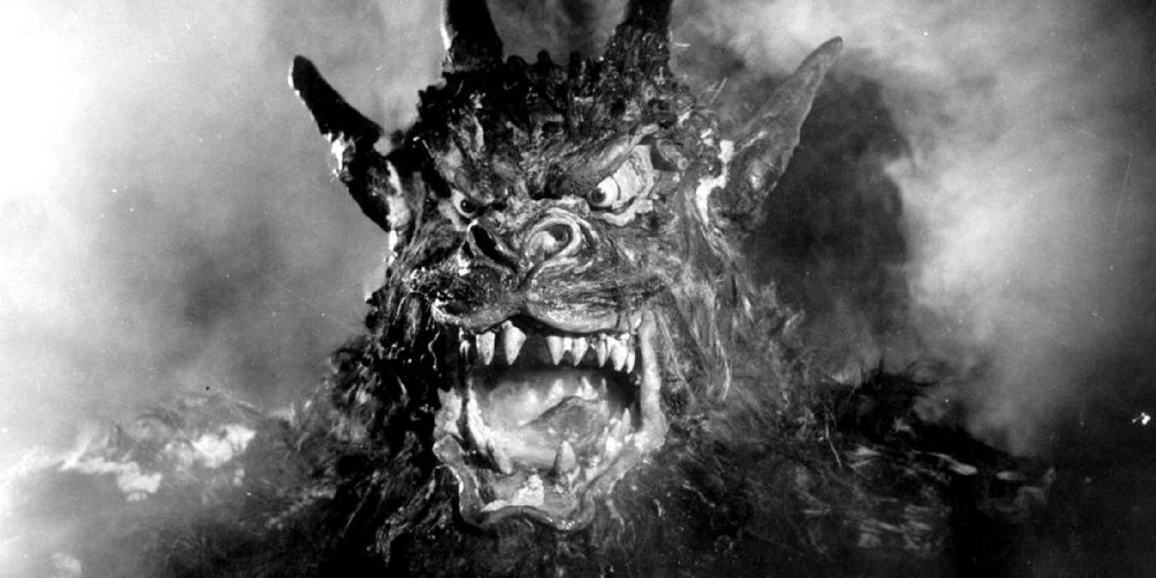 Bidikan hitam putih iblis di Malam Iblis dengan ekspresi menakutkan.