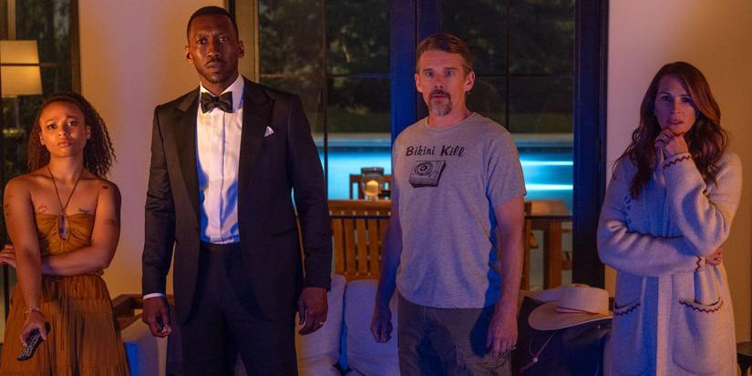 Myha'la, Mahershala Ali, Ethan Hawke un Jūlija Roberts kā Rūta, Džordžs, Māls un Amanda naktī stāvēja rindā mājā, skatoties kaut ko ārpus rāmja, atstājot pasauli aiz muguras