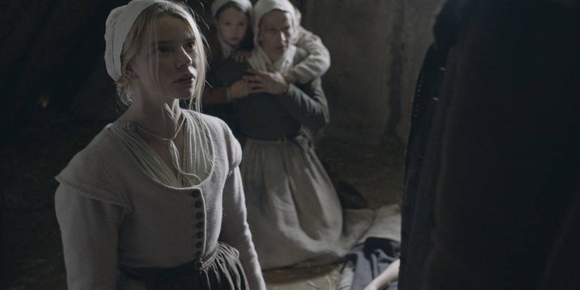 Thomasin olhando para alguém com uma expressão triste em A Bruxa