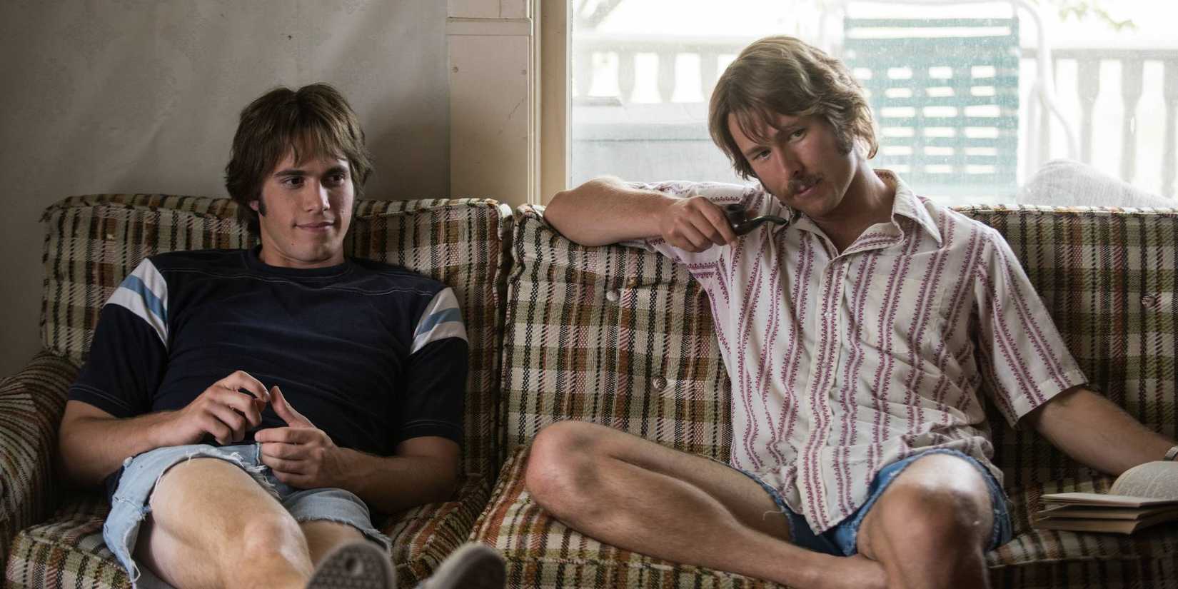 Blake Jenner and Glen Powell sitting on the sofa while watching TV in Everybody Wants Some!!