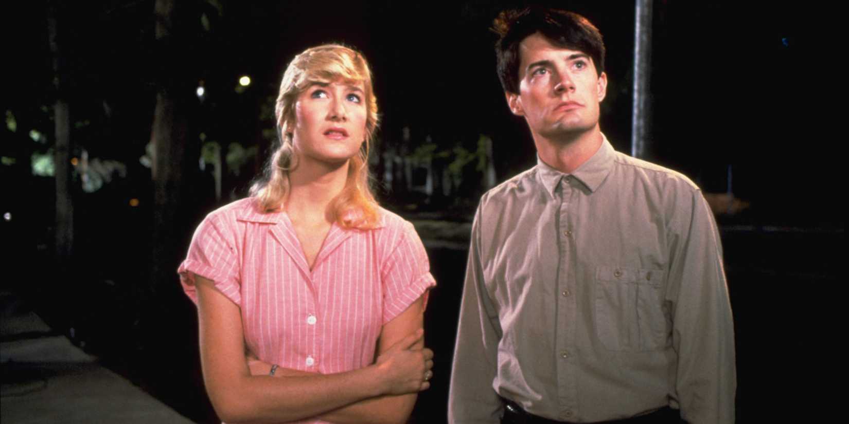 Jeffrey and Sandy on a dark street looking up at something in Blue Velvet