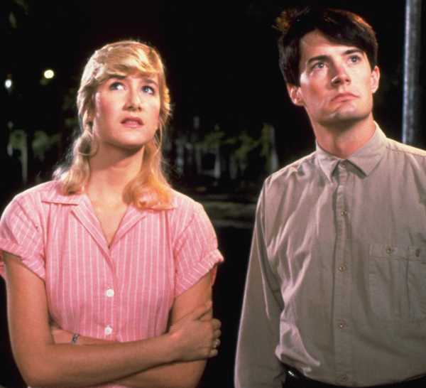 Jeffrey and Sandy on a dark street looking up at something in Blue Velvet