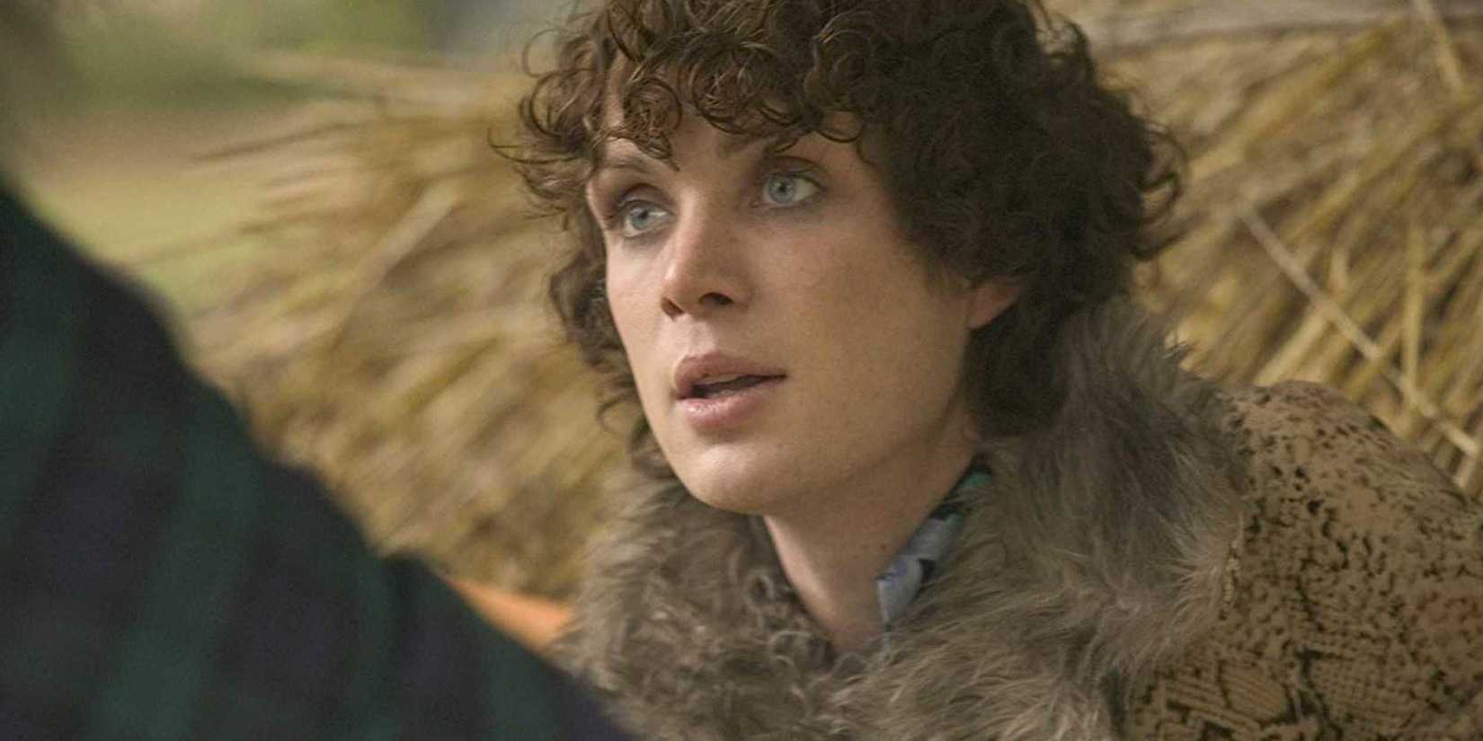 Kitten Braden talking to someone off-camera in the film Breakfast on Pluto.