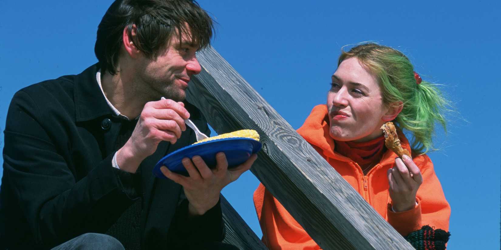 Clementine and Joel having a meal together on a staircase Eternal Sunshine of the Spotless Mind