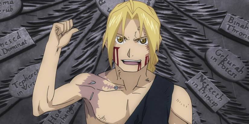 Edward Elric menunjuk ke sebuah monumen di belakangnya dengan sombong di Fullmetal Alchemist: Brotherhood