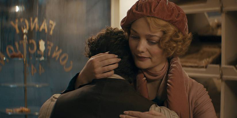 Alison Sudol as Queenie and Dan Fogler as Jacob hugging in Fantastic Beasts: The Secrets of Dumbledore