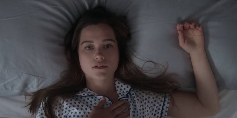 Sarah Catherine Hook lying in bed as Juliette Fairmount in First Kill.