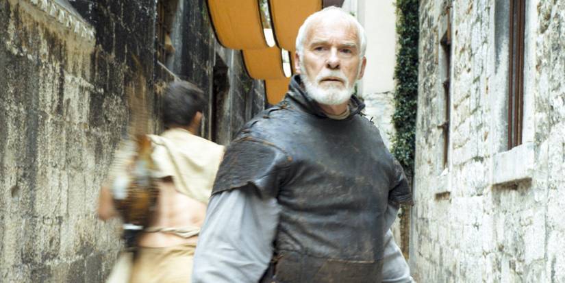 Barristan Selmy ( Ian McElhinney) noticing citizens fleeing danger in 'Game of Thrones'
