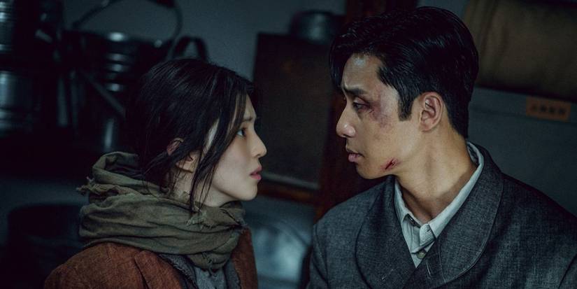 Han So-hee as Chae-ok and Park Seo-jun as Tae-sang staring at each other intensely in Gyeongseong Creature