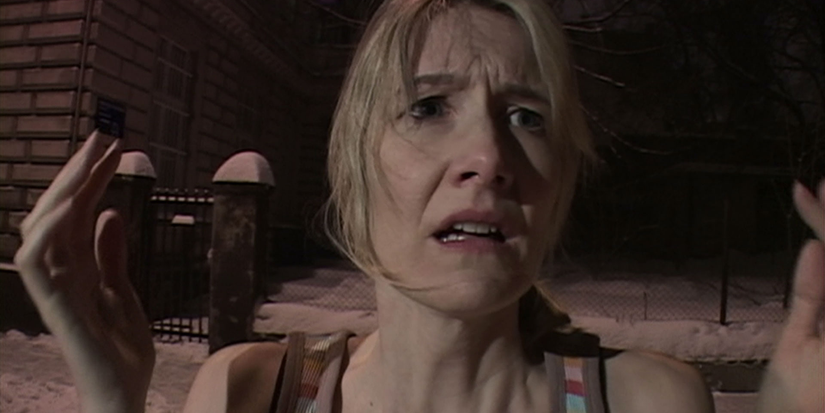 Laura Dern segurando as mãos em confusão no império interior
