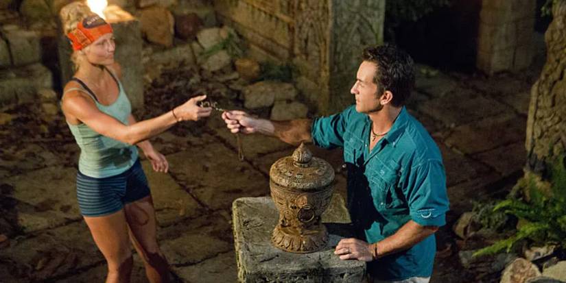 Kelley Wentworth playing an immunity idol in Survivor Second Chance