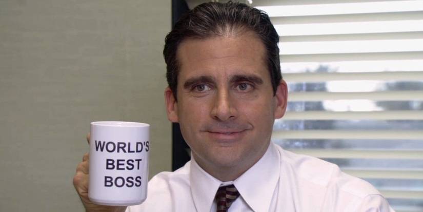 Steve Carell como Michael Scott segurando a melhor caneca do seu mundo no escritório.