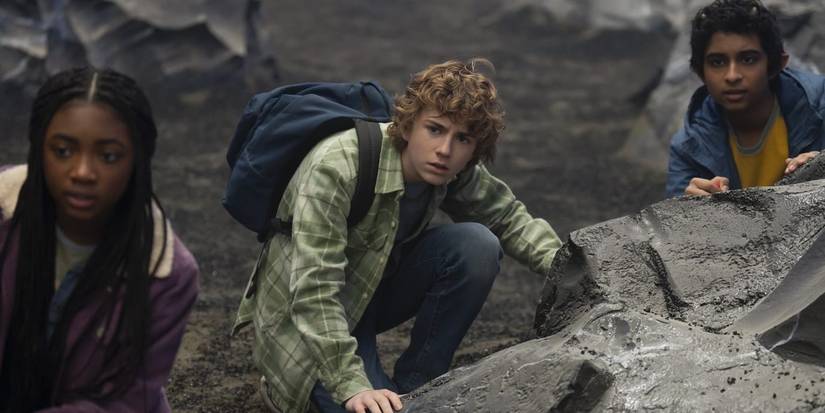 Percy, Annabeth e Grover escondidos no Submundo em 'Percy Jackson e os Olimpianos'.