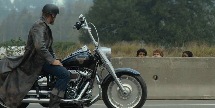 Ares (Adam Copeland) conversa com Percy, Grover e Annabeth em 'Percy Jackson e os Olimpianos'.