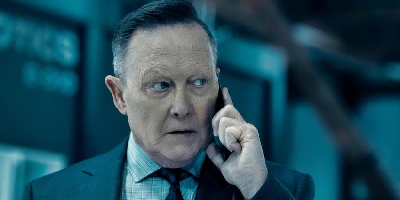 Robert Patrick di ponsel di Reacher Musim 2.