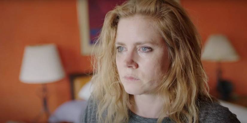 Amy Adams tampak putus asa di kamar tidur di Sharp Objects.
