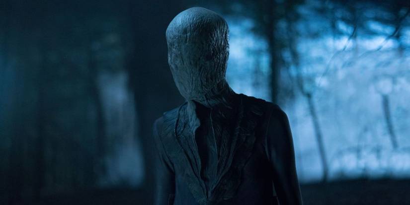 Slenderman debout dans la forêt dans le film Slenderman