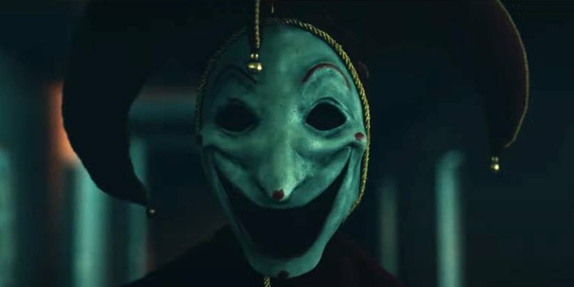 Jester mascarado sorrindo assustadoramente no tarô de 2024