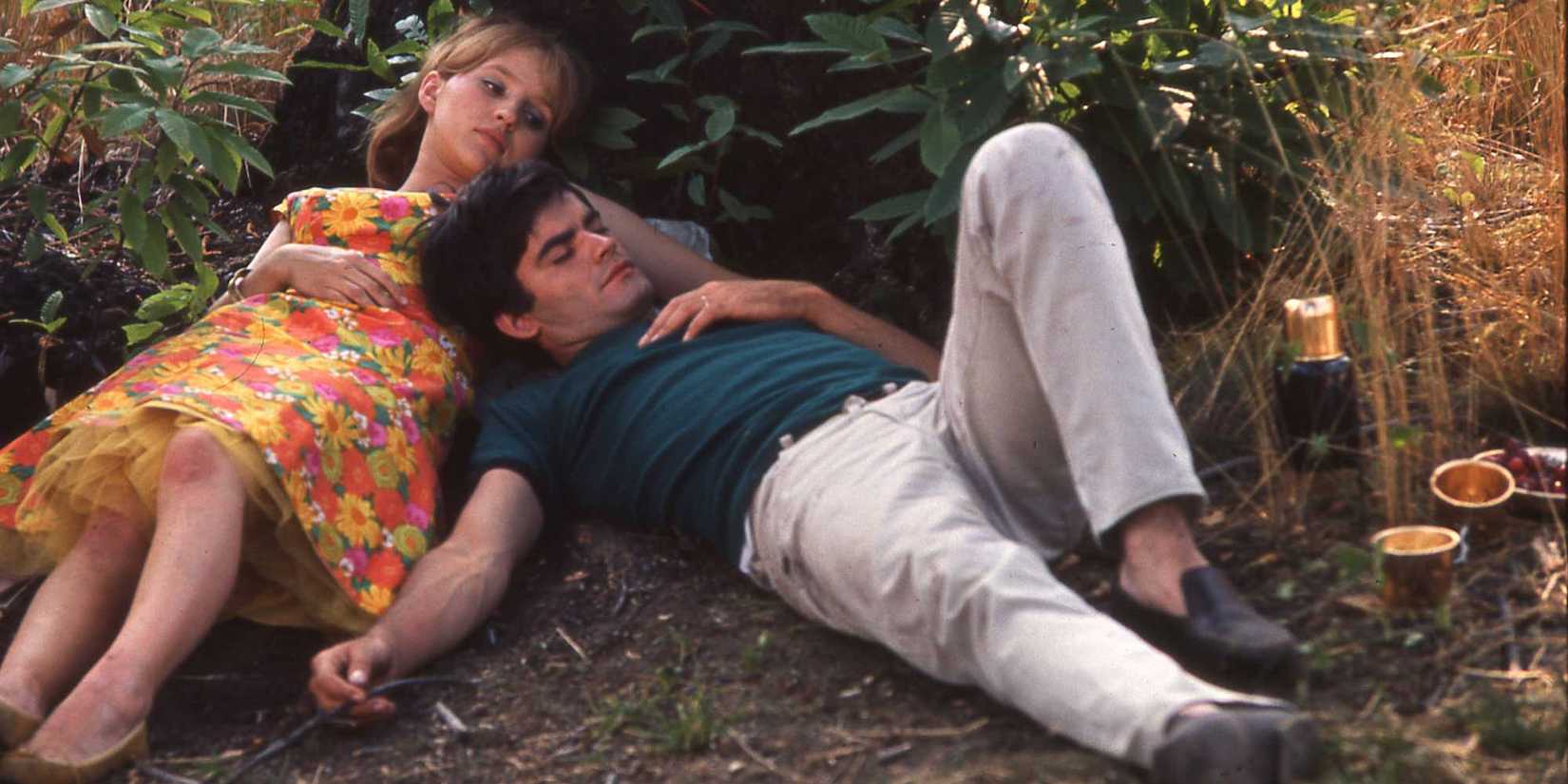 Two people lying on the ground in Le bonheur