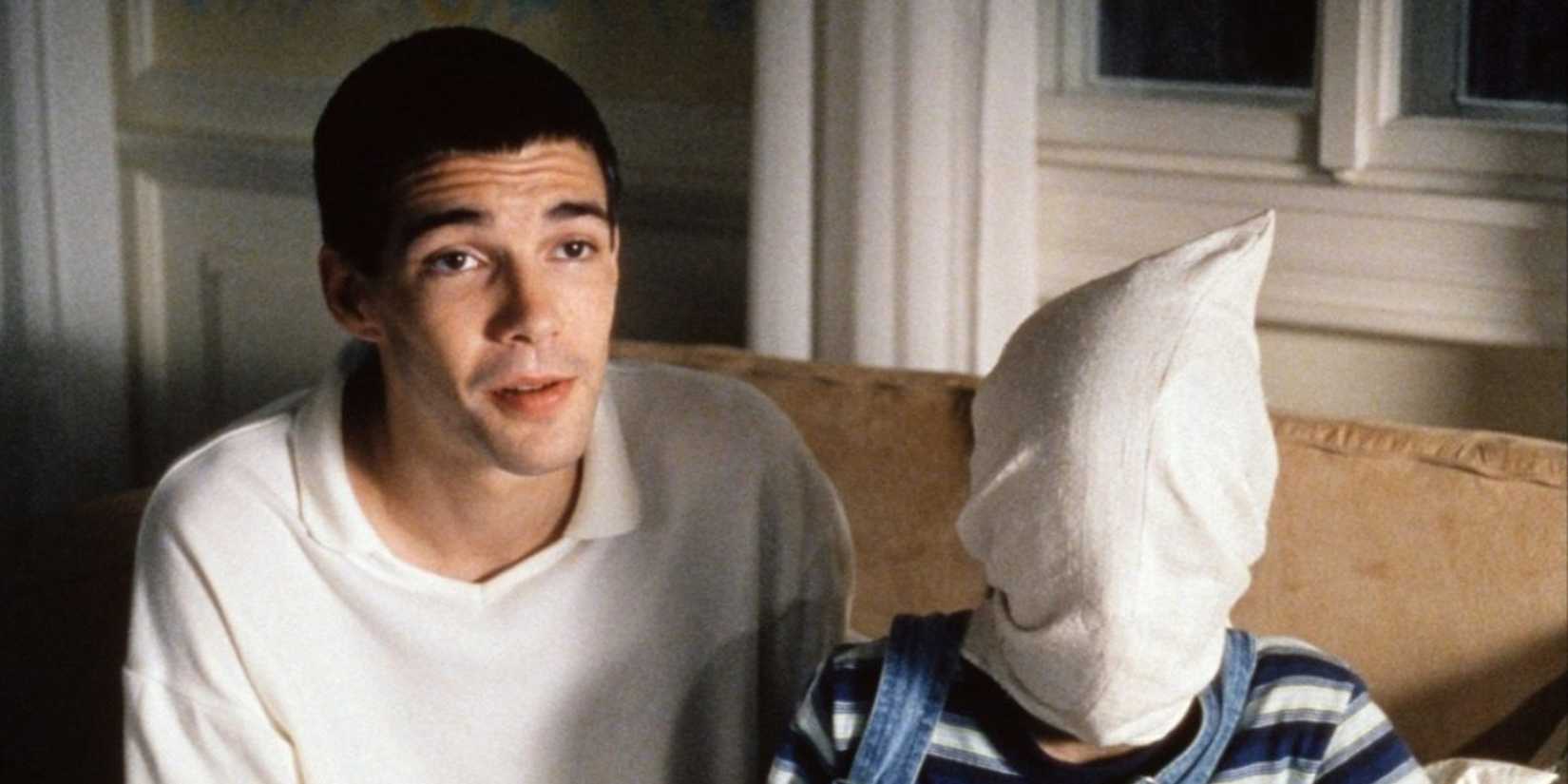 Arno Frisch next to a person with covered face in the 1997 'Funny Games'.