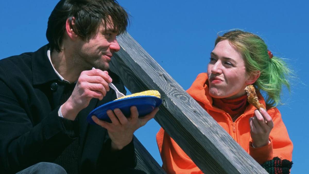 Clem and Joel (Kate Winslet & Jim Carrey) eating on a staircase in Eternal Sunshine of the Spotless Mind.