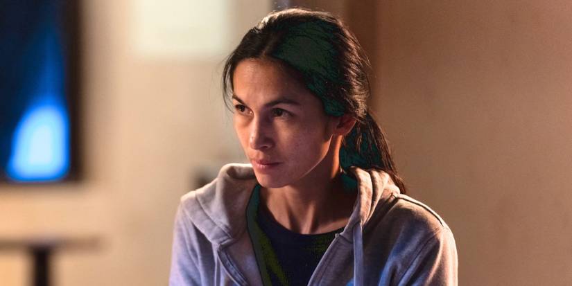 ELODIE YUNG, THONY GREOMY LADY Sezon 3'te gri bir kapüşon giyiyor.