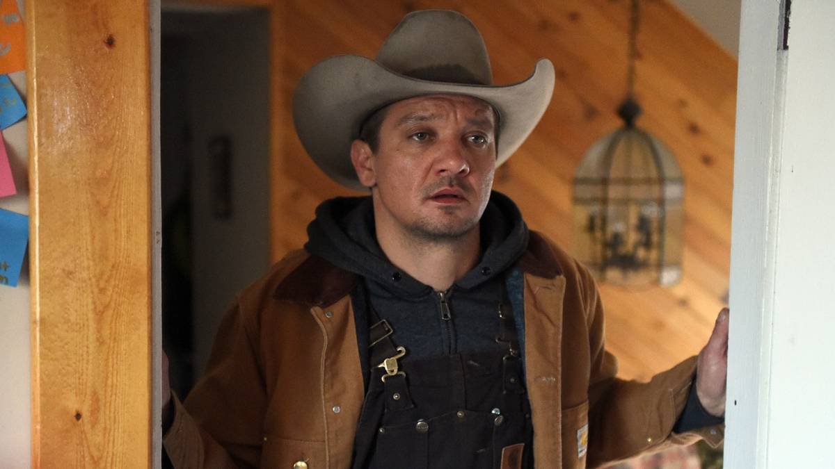 Jeremy Renner as Cole Lambert, looking in a room in a house and looking devastated in Wind River