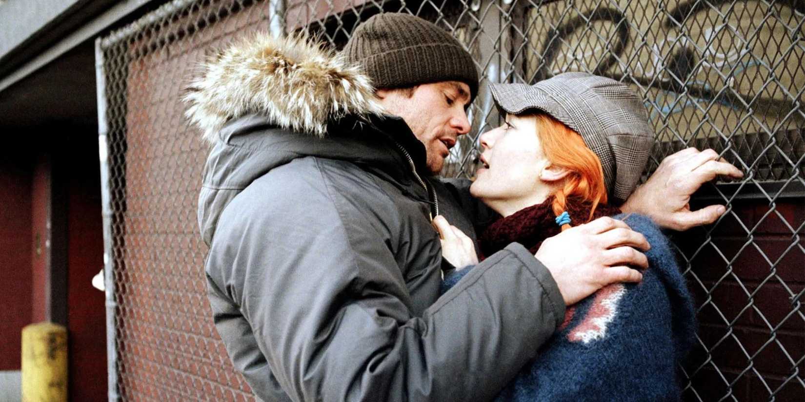 Joel and Clementine embracing against a fence in Eternal Sunshine of the Spotless Mind (2004)