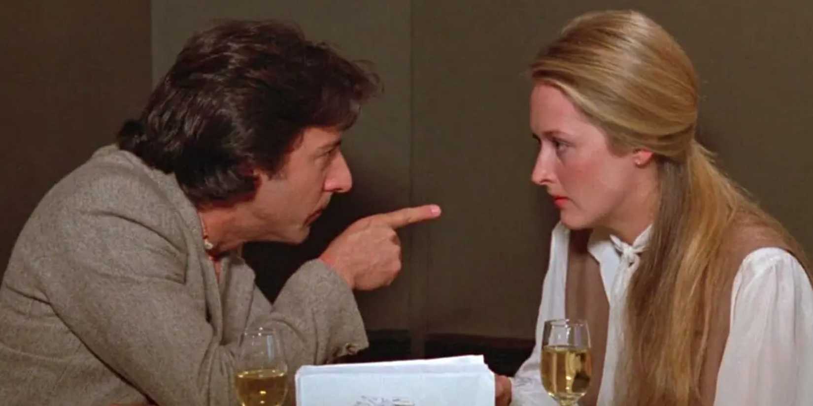 Kramer ve Kramer Dustin Hoffman, Meryl Streep'te parmağını işaret ediyor