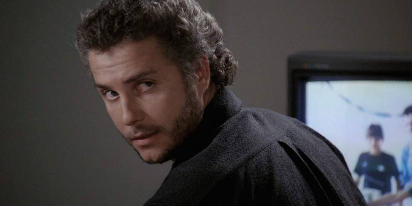 William Petersen as Will Graham looking over his shoulder to the right in Manhunter