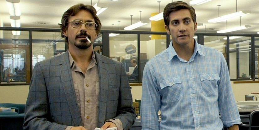 Paul Avery (Robert Downey Jr.) and Robert Graysmith (Jake Gyllenhaal) look intently ahead in Zodiac.