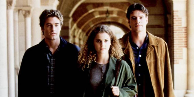 Scott Speedman, Keri Russell, Scott Foley standing together in a university hallway in Felicity
