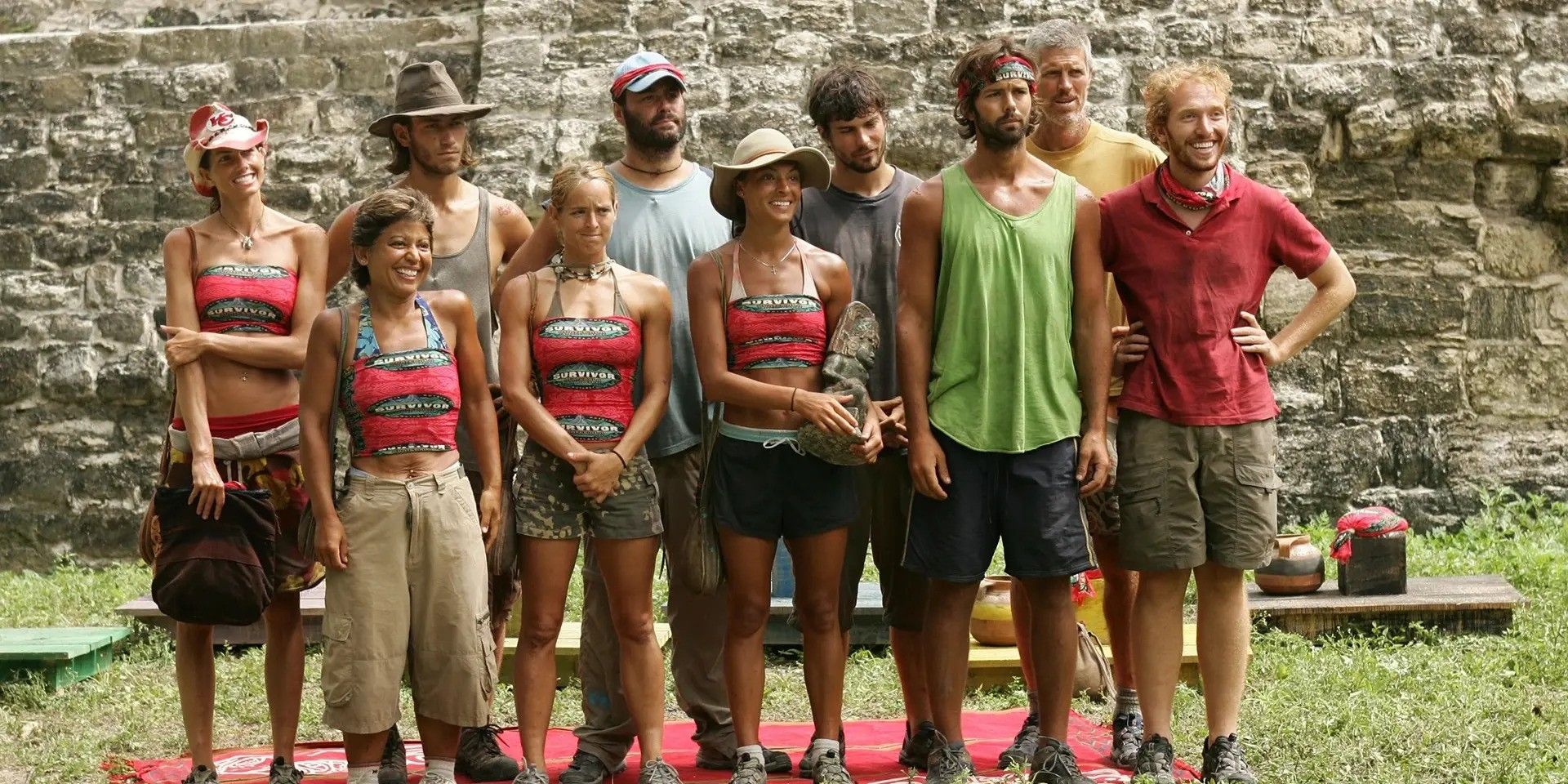 La tribu integrada Shakum se reúne frente al muro de piedra de Survivor Guatemala.