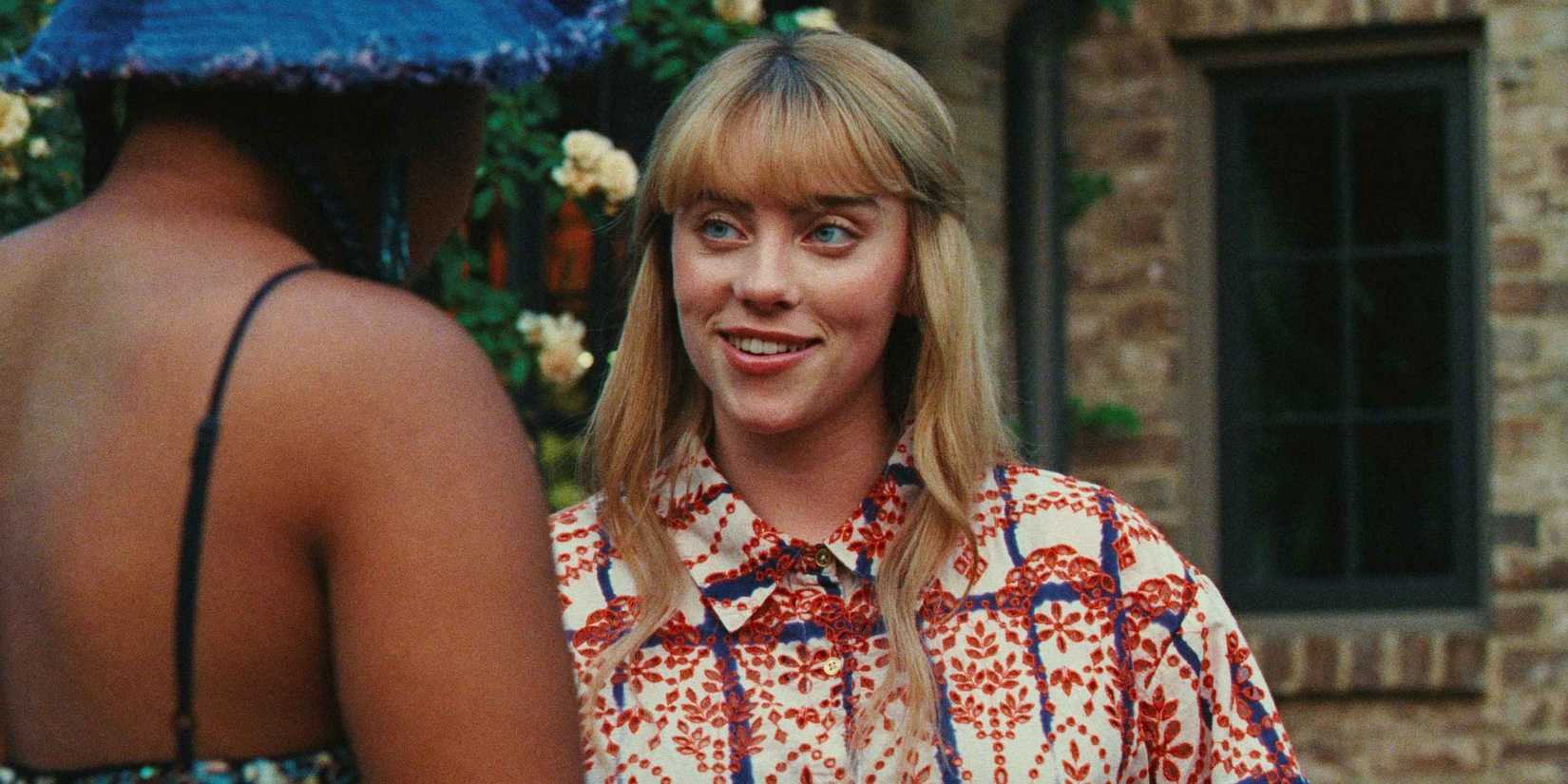 Billie Eilish sonríe con Dominique Fishback en 'Swarm'