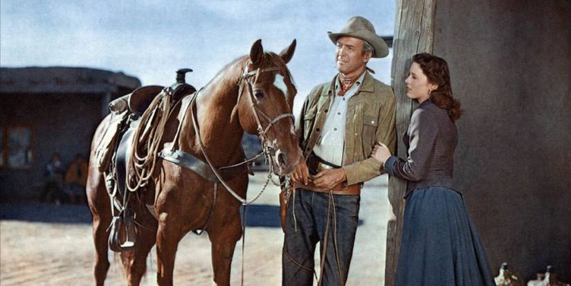 James Stewart e Cathy O'Donnell ao lado de um cavalo em The Man from Laramie