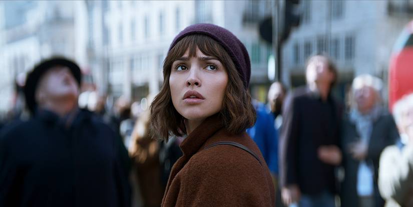 Eiza González as Auggie Salazar, looking up behind her towards the sky in episode 105 of 3 Body Problem.