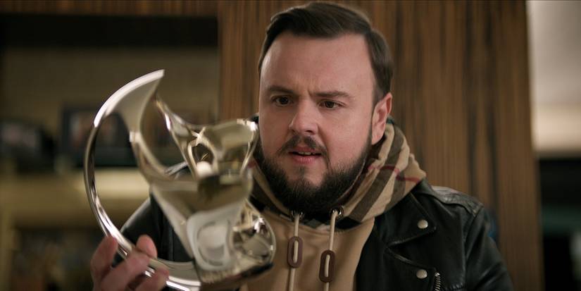 John Bradley as Jack Rooney holding the VR helmet in episode 102 of 3 Body Problem