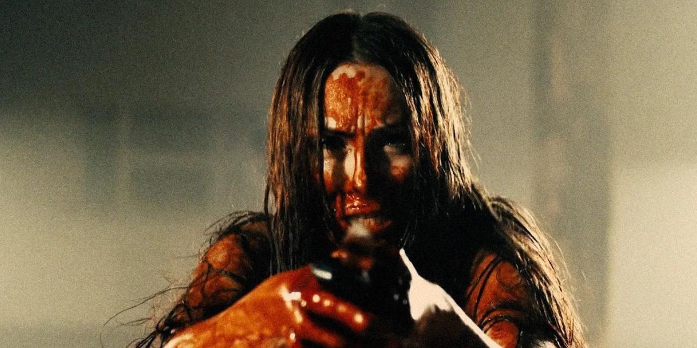 Une femme ensanglantée tenant une arme dans un film serbe