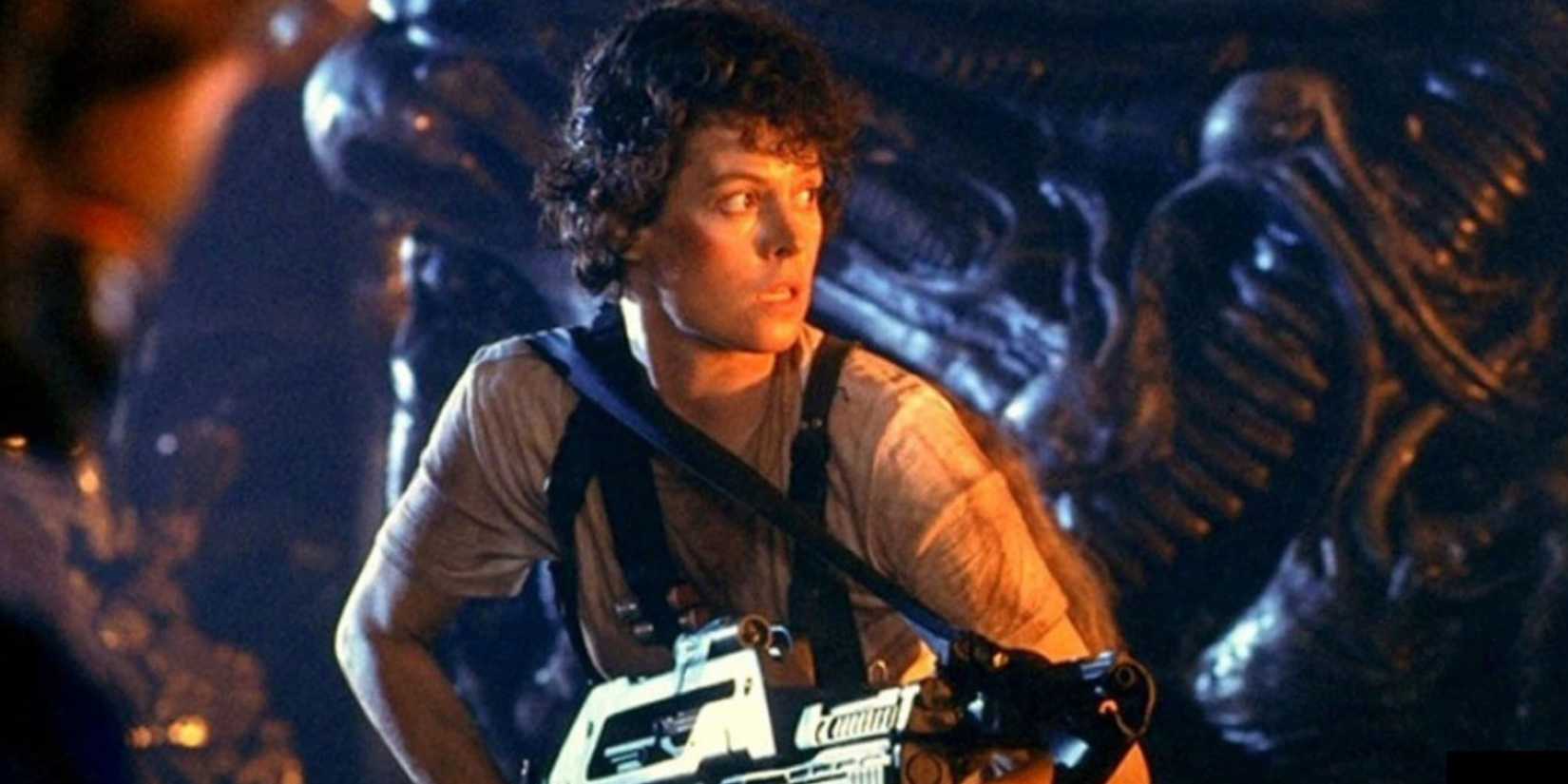 Sigourney Weaver sebagai Ellen Ripley memegang senjata besar dan melihat objek di luar layar Alien.