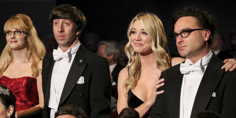 Bernadette (Melissa Rauch), Howard (Simon Helberg), Penny (Kaley Cuoco), dan Leonard (Johnny Galecki) Tonton pidato Hadiah Nobel Sheldon dalam Teori Big Bang Big Bang