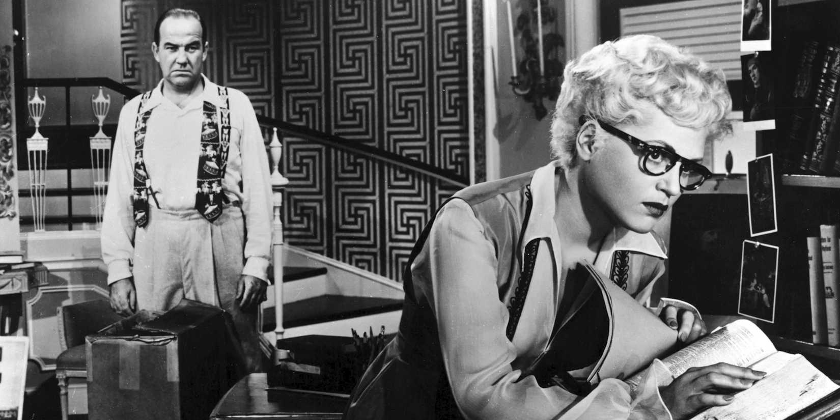 Harry looking at Billie in 'Born Yesterday'