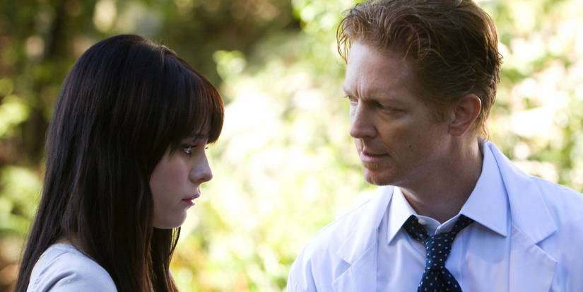 Alesandra Torresani facing Eric Stoltz while outside in an episode of Caprica.