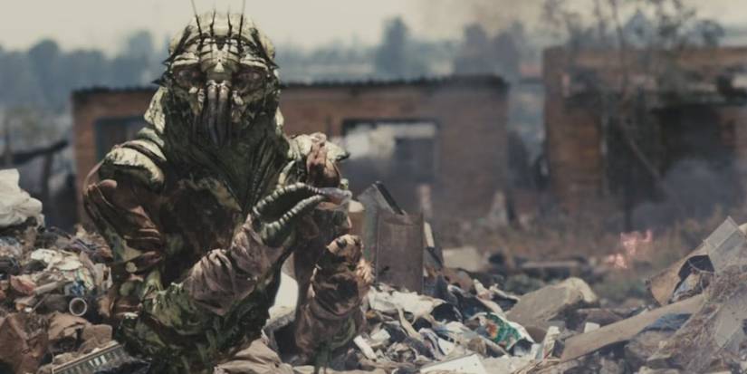 One of the prawns prowls the junkyard in District 9.