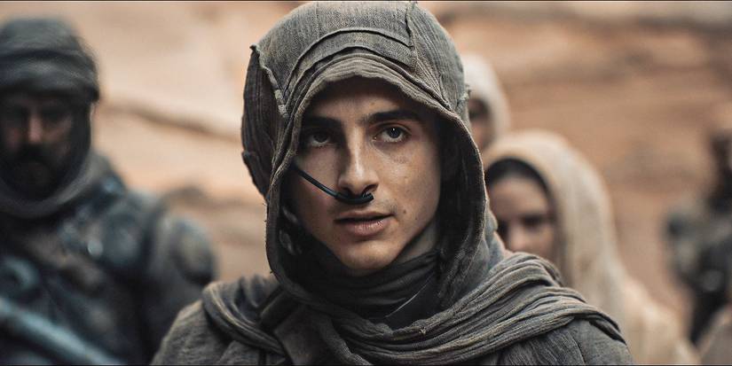 Timothée Chalamet como Paul Atreides con una bufanda protectora y un protector nasal en Dune, segunda parte.