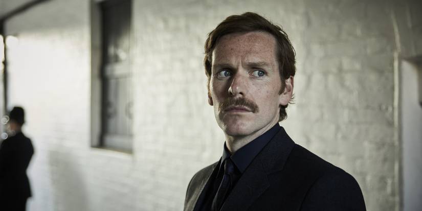 Shaun Evans as Endeavour Morse looking concerned down a corridor in Endeavour.